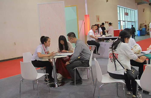 美博士工作人員為客戶(hù)介紹產(chǎn)品